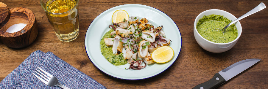 Grillezett kalamári chimichurrival