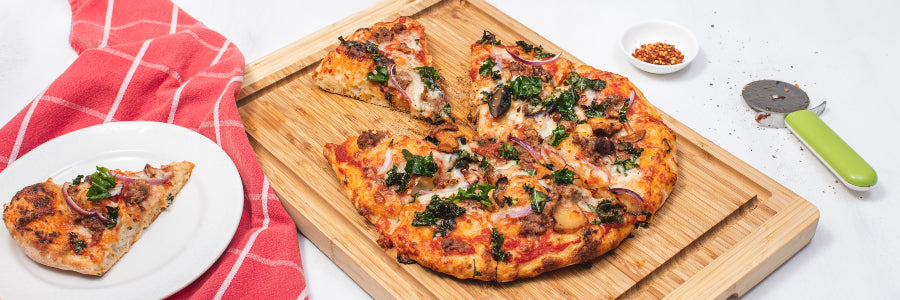 Erdei gombás-kelkáposztás pizza kolbásszal