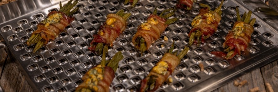 Baconbe tekert zöldbab kék sajttal