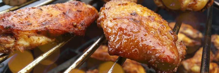 Világos sörös-lime-os grillezett csirkeszárny