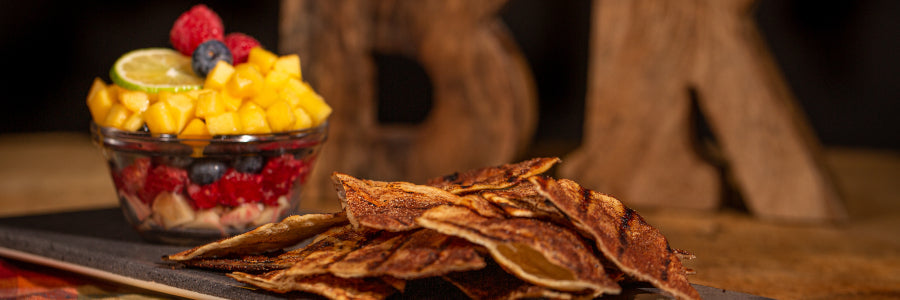 Grillezett fahéjas chips gyümölcssalsával
