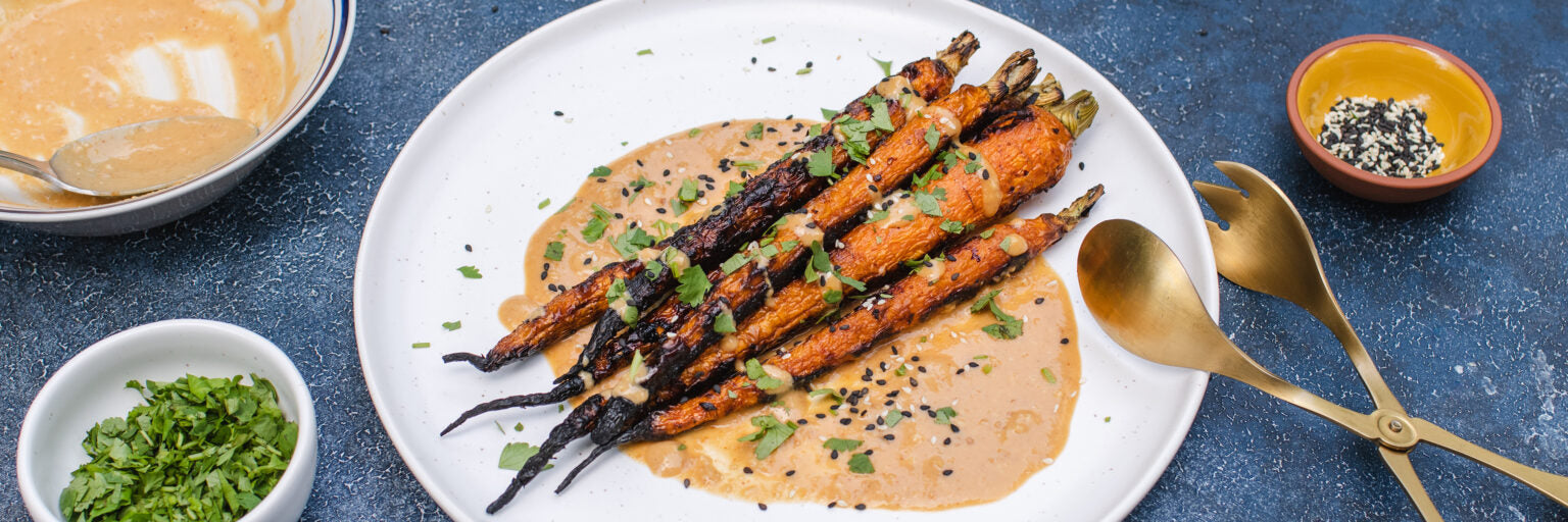 Grillezett sárgarépa miso-tahini öntettel