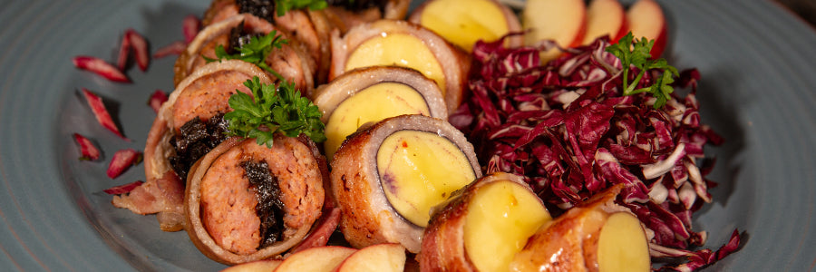 Töltött kolbász baconben, grillezett baconös burgonyával