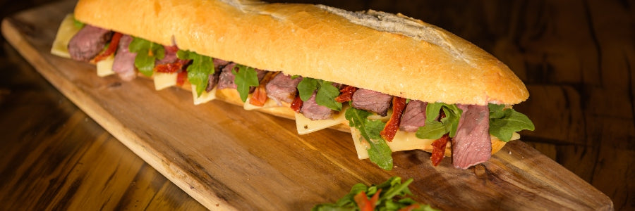 Steak és svájci sajtos szendvics