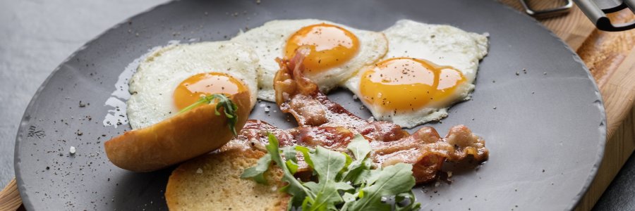 Bacon és tojás reggeli