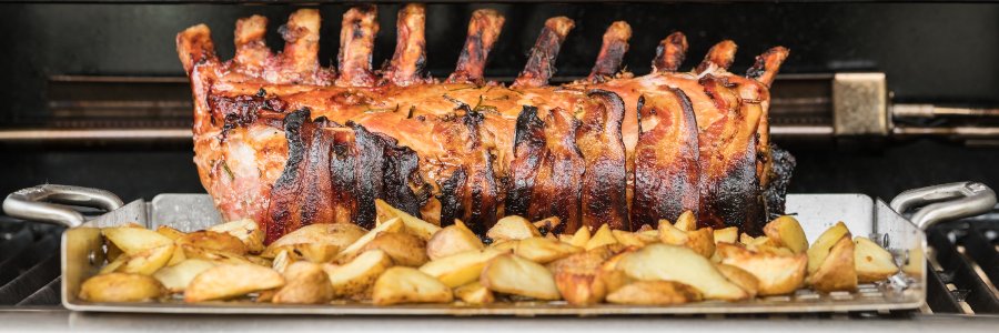 Baconbe tekert sertésoldalas sült
