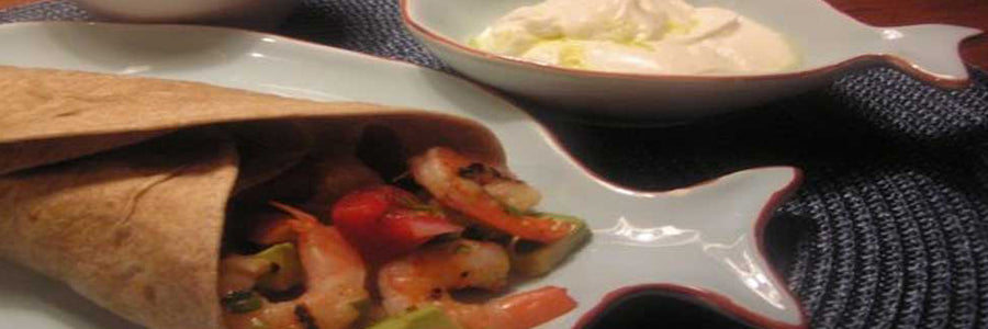 Grillezett garnélás wrap friss avokádó-paradicsom salsával