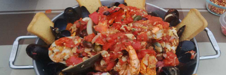 Grillezett tenger gyümölcsei arrabbiata mártással