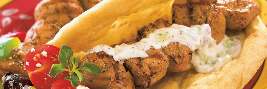 Sertés souvlaki pitában, tzatzikivel