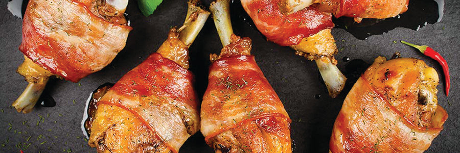 Baconbe tekert BBQ-chilis csirkecombok salsával