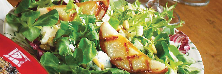 Vegyes zöldsaláta grillezett körtével és kék sajttal